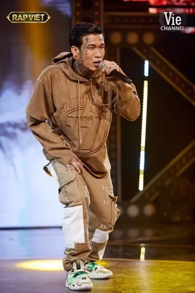 Nhìn ngắm những outfit chất lừ của Dế Choắt từ Rap Việt đến đời thường