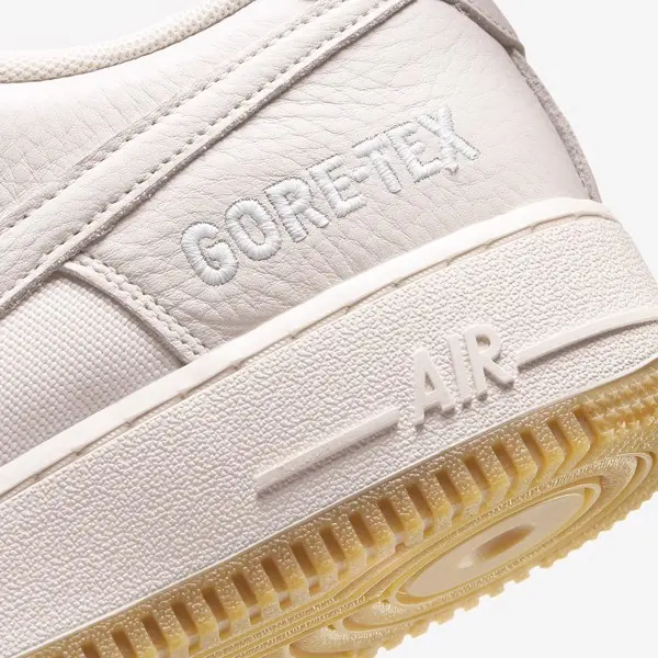 Nike Air Force 1 GORE-TEX “Sail” - người em phiên bản lỗi của Travis Scott?