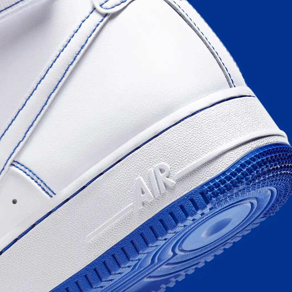 Nike Air Force 1 High "khâu" lên mình màu xanh Royal tương phản tuyệt đẹp