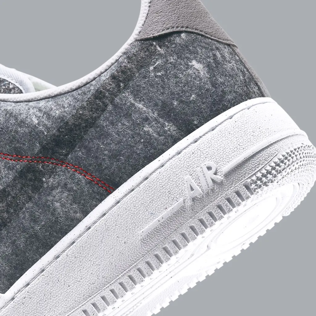 Air Force 1 mang chủ đề tái chế và ô nhiễm lên phối màu “White/Light Smoke Grey” mới