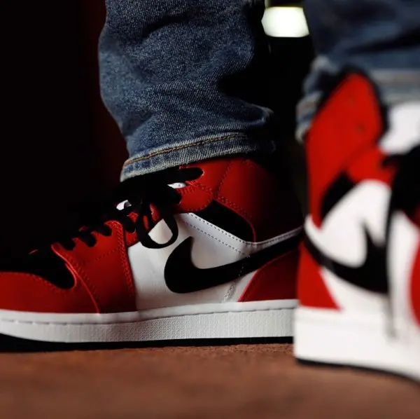 On-feet Nike Air Jordan 1 Mid Chicago Black Toe