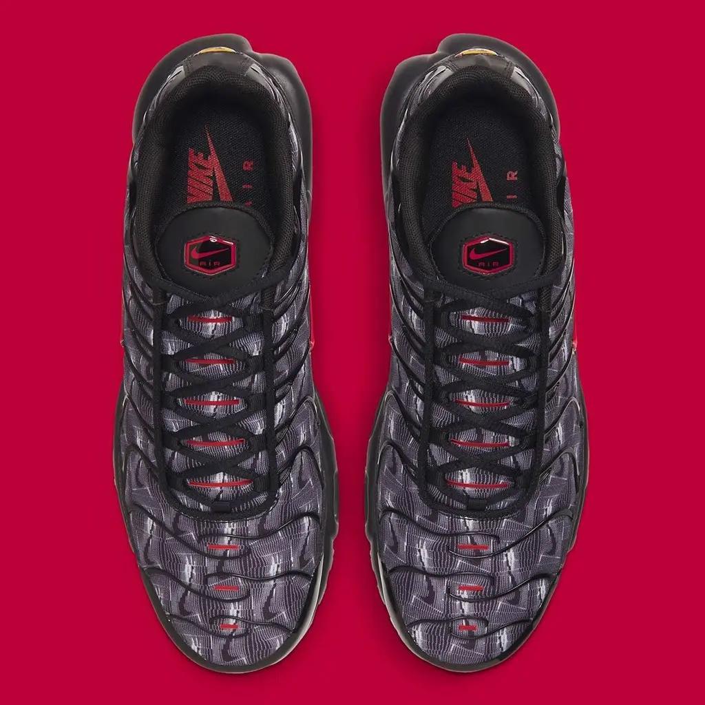 Nike’s Topography Pack hé lộ hình ảnh đôi Air Max Plus với một màu đen huyền bí Nike’s Topography Pack hé lộ hình ảnh đôi Air Max Plus với một màu đen huyền bí