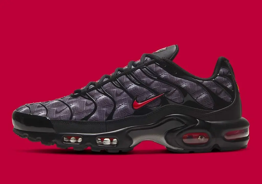 Nike’s Topography Pack hé lộ hình ảnh đôi Air Max Plus với một màu đen huyền bí Nike’s Topography Pack hé lộ hình ảnh đôi Air Max Plus với một màu đen huyền bí