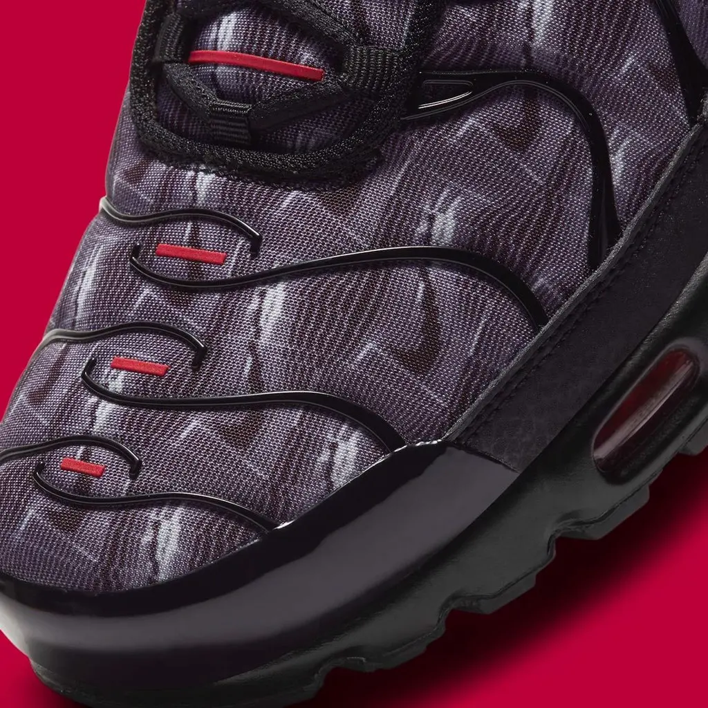 Nike’s Topography Pack hé lộ hình ảnh đôi Air Max Plus với một màu đen huyền bí Nike’s Topography Pack hé lộ hình ảnh đôi Air Max Plus với một màu đen huyền bí