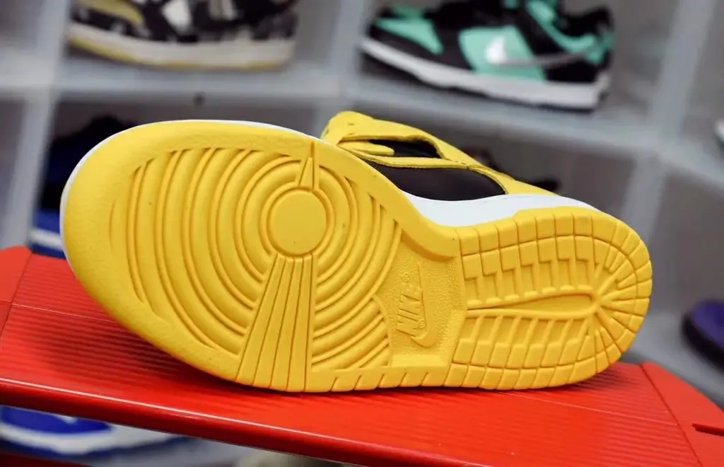 Nike Dunk High "Varsity Maize"