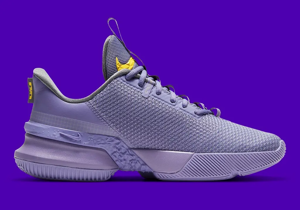 Lại một phiên bản LeBron được lên kệ với phối màu vàng tím "Lakers" quen thuộc