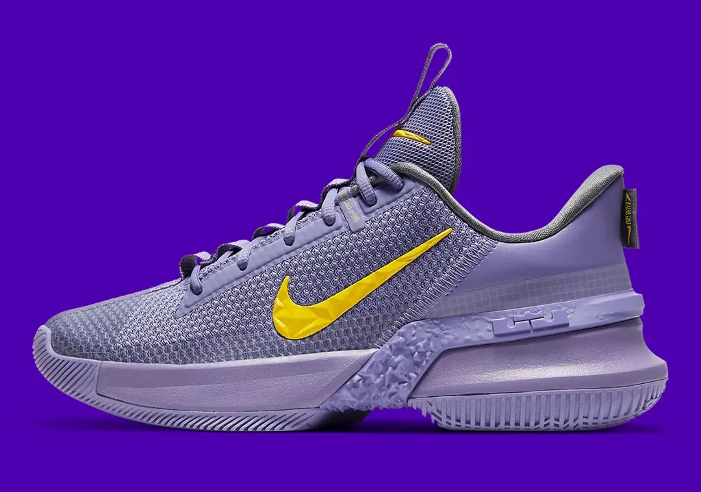 Lại một phiên bản LeBron được lên kệ với phối màu vàng tím "Lakers" quen thuộc