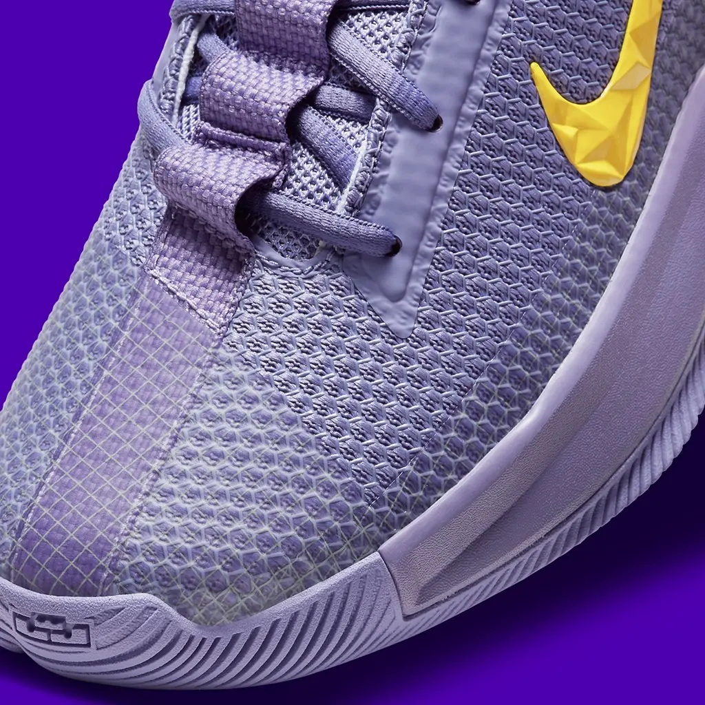 Lại một phiên bản LeBron được lên kệ với phối màu vàng tím "Lakers" quen thuộc