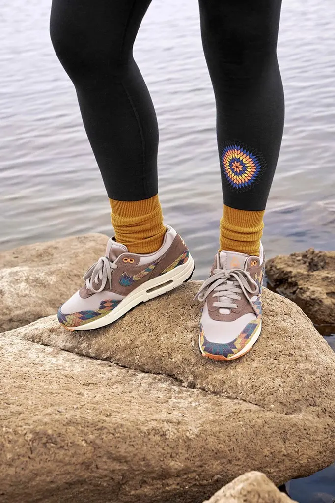 NIKE AIR MAX 1 N7 Bộ sưu tập với những đường nét hoa văn lấy cảm hứng từ thổ dân Mỹ! NIKE AIR MAX 1 N7 Bộ sưu tập với những đường nét hoa văn lấy cảm hứng từ thổ dân Mỹ!