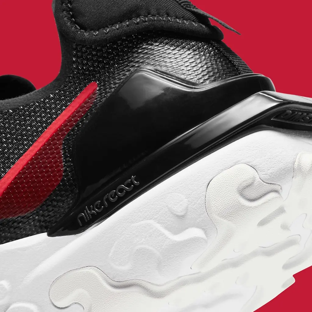 Nike React 3M đen huyền ảo cùng với những đường nét màu đỏ khiêm tốn Nike React 3M đen huyền ảo cùng với những đường nét màu đỏ khiêm tốn