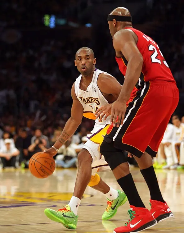 Top những đôi giày đã cùng Kobe Bryant để lại khoảnh khắc tuyệt vời trên sân đấu ( P1)
