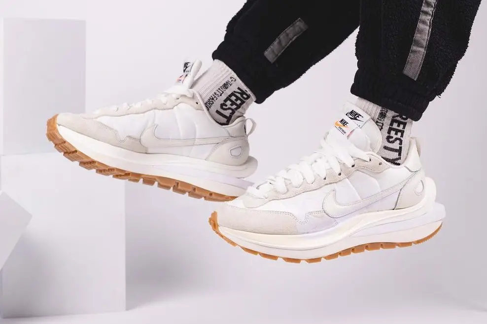 sacai-va-nike-tiep-tuc-bat-tay-nhau-trong-phoi-mau-moi-nhat-cua-vaporwaffle-mang-ten-sail