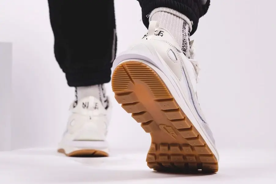 sacai-va-nike-tiep-tuc-bat-tay-nhau-trong-phoi-mau-moi-nhat-cua-vaporwaffle-mang-ten-sail