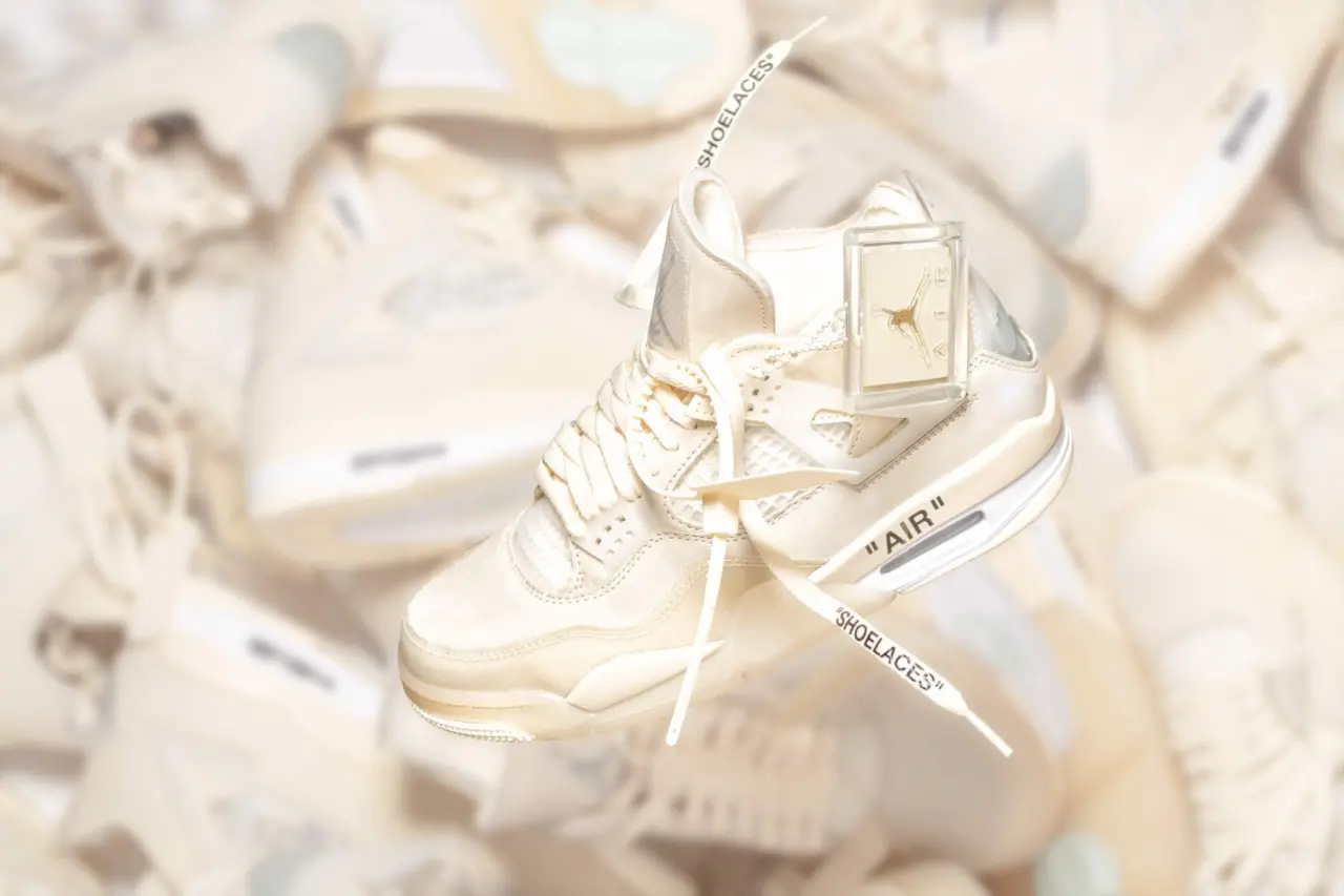 Nike Air Jordan 4 x Off-White Sail - đôi giày làm chao đảo cả showbiz Việt Nike Air Jordan 4 x Off-White Sail - đôi giày làm chao đảo cả showbiz Việt