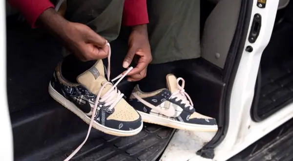 Nike SB Dunk - đằng sau đôi giày được "hype" bởi Travis Scott Nike SB Dunk - đằng sau đôi giày được "hype" bởi Travis Scott