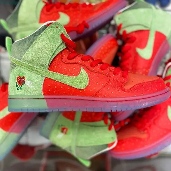 SB Dunk High “Strawberry Cough” – Bé dâu tây hay ho