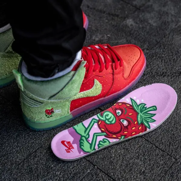 SB Dunk High “Strawberry Cough” – Bé dâu tây hay ho