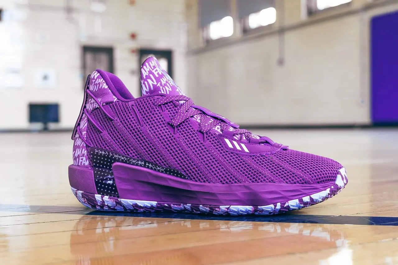 Hộp quà đặc biệt của adidas dành tặng Damian Lilard mang tên "I Am My Own Fan"