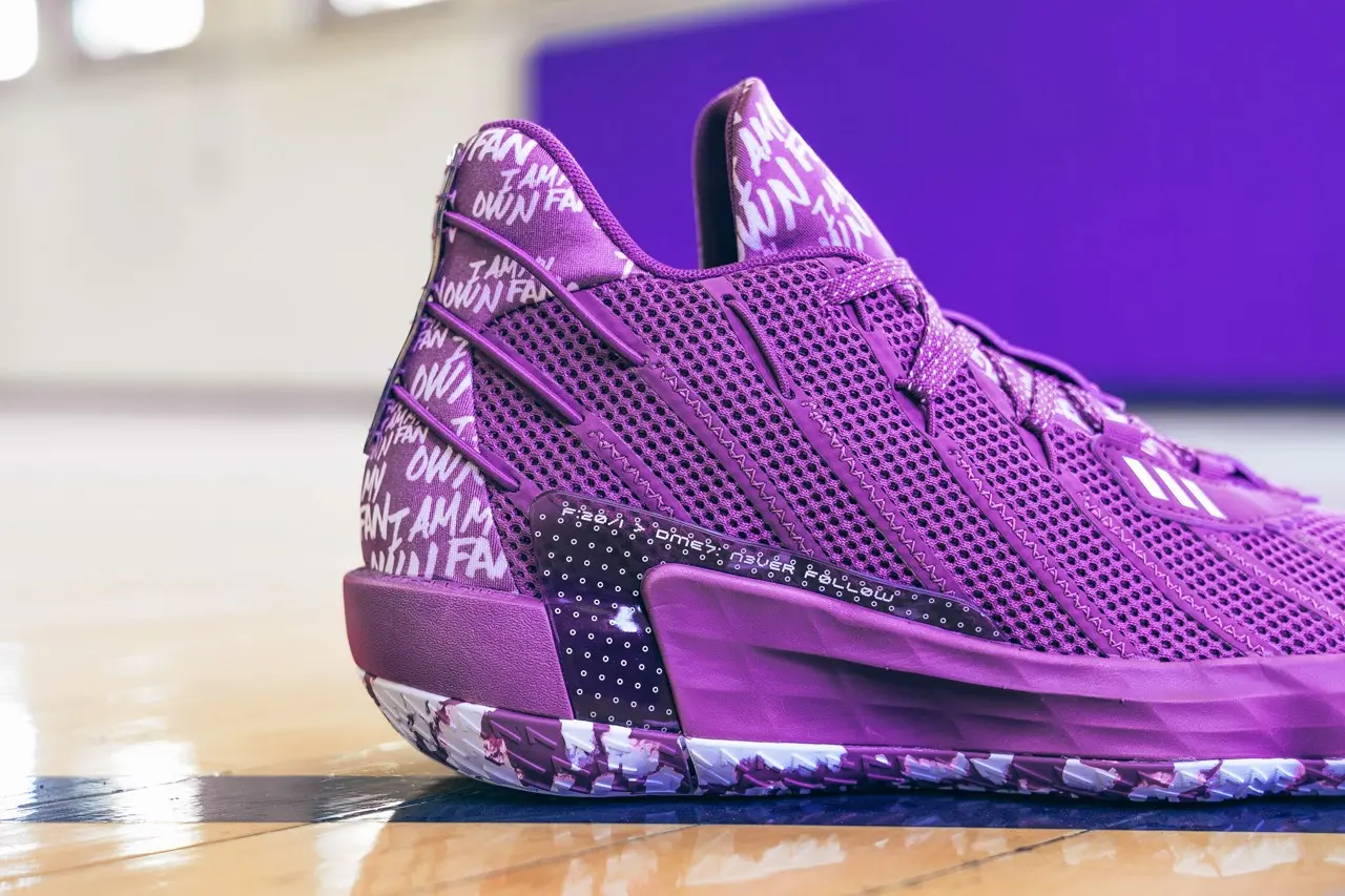Hộp quà đặc biệt của adidas dành tặng Damian Lilard mang tên "I Am My Own Fan"