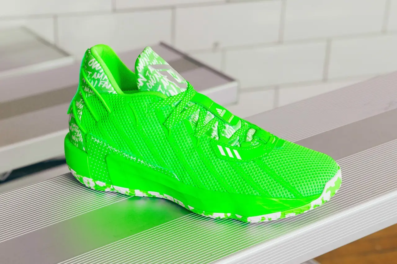 Hộp quà đặc biệt của adidas dành tặng Damian Lilard mang tên "I Am My Own Fan"