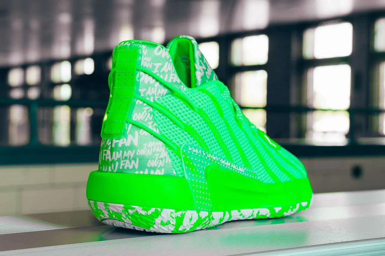 Hộp quà đặc biệt của adidas dành tặng Damian Lilard mang tên "I Am My Own Fan"
