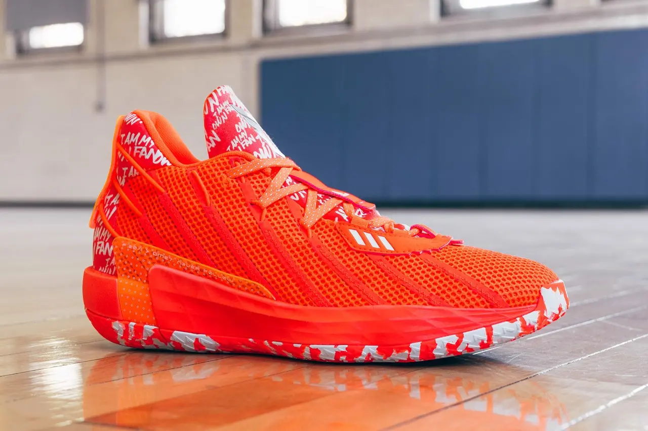 Hộp quà đặc biệt của adidas dành tặng Damian Lilard mang tên "I Am My Own Fan"