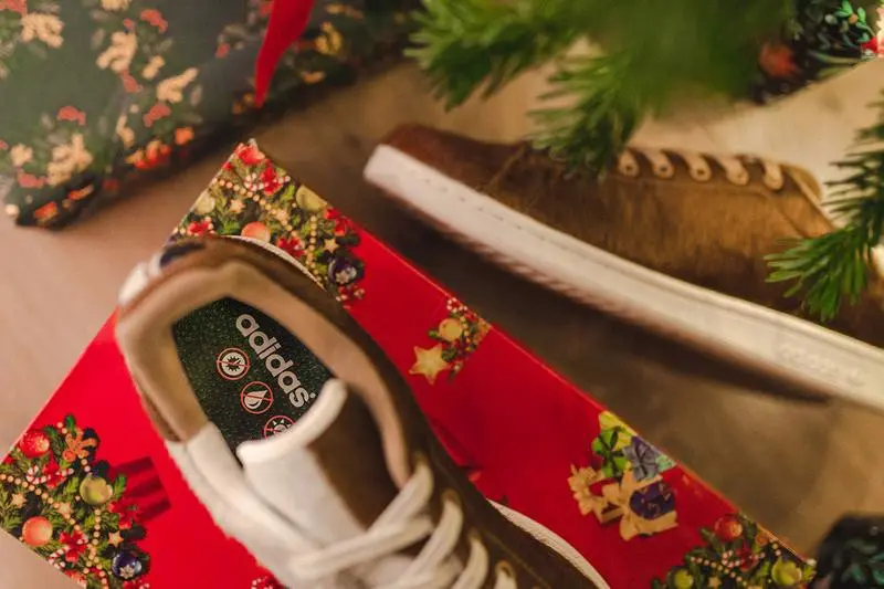 Thiết kế 'Quái vật Giáng sinh' Gremlins đầy cảm hứng trên adidas Stan Smith