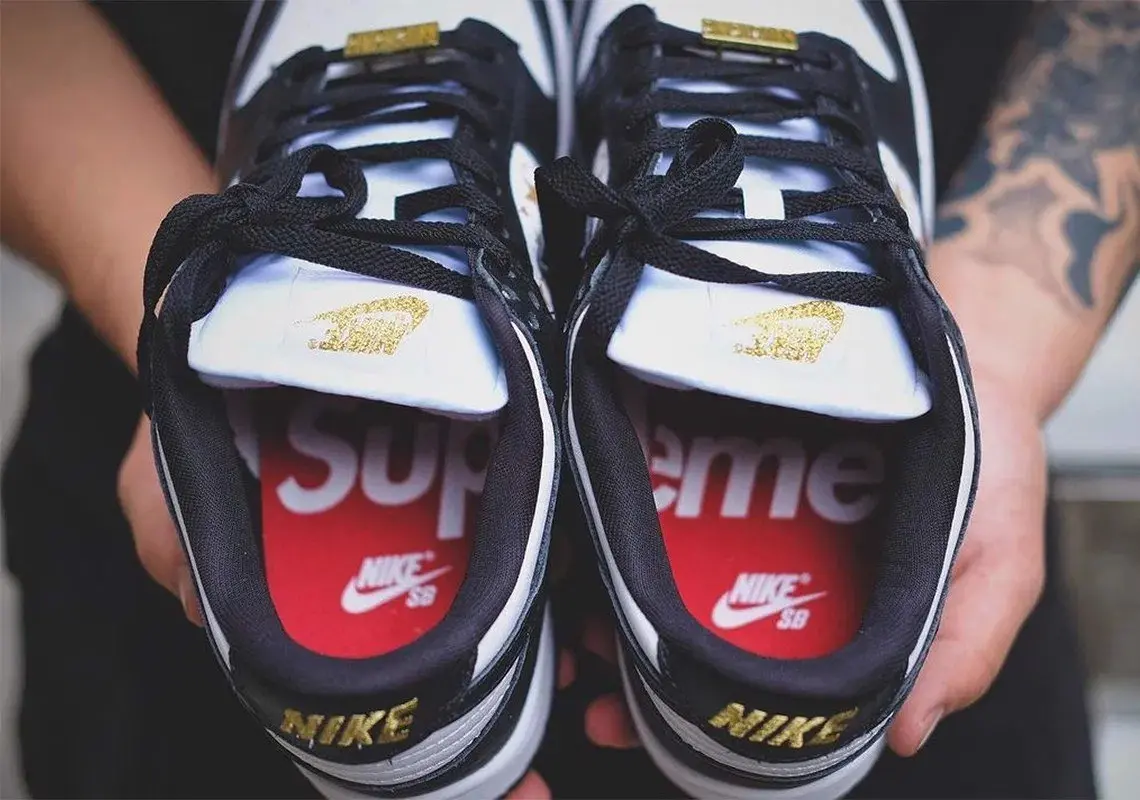 Supreme x Nike SB Dunk 'Croc' quay lại thời điểm ban đầu