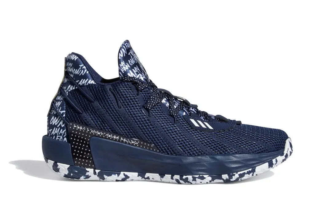 Hộp quà đặc biệt của adidas dành tặng Damian Lilard mang tên "I Am My Own Fan"