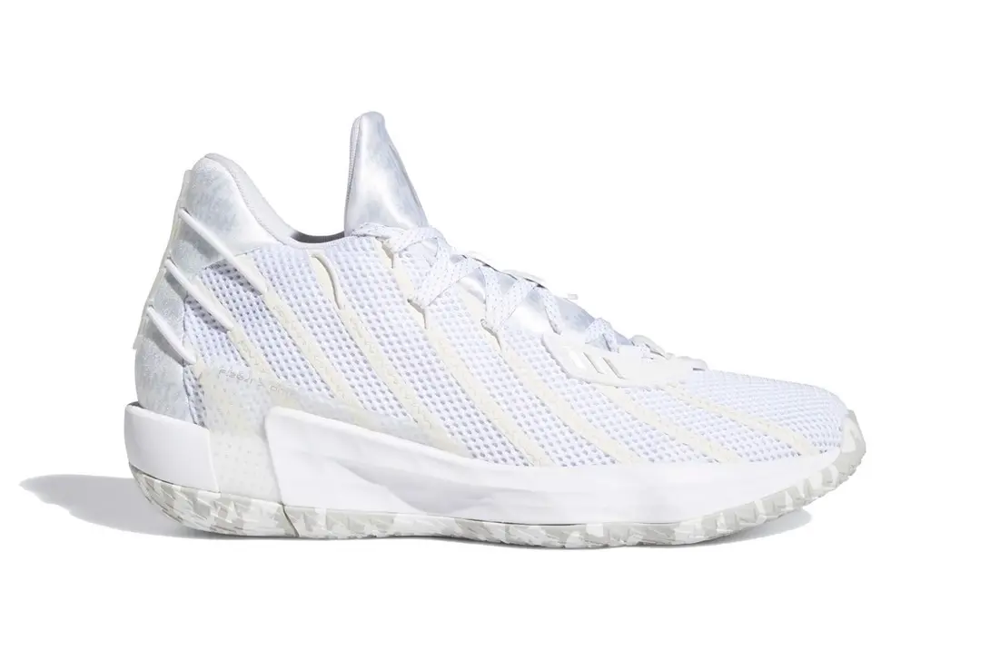 Hộp quà đặc biệt của adidas dành tặng Damian Lilard mang tên "I Am My Own Fan"