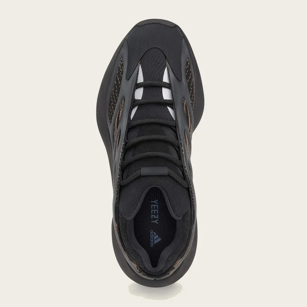Adidas Yeezy 700 V3 “Clay Brown” mang tông màu đen-nâu trầm đẹp lạ