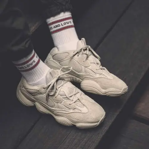 Adidas Yeezy 500 - chunky sneakers với thiết kế xịn xò đẹp đến từng chi tiết