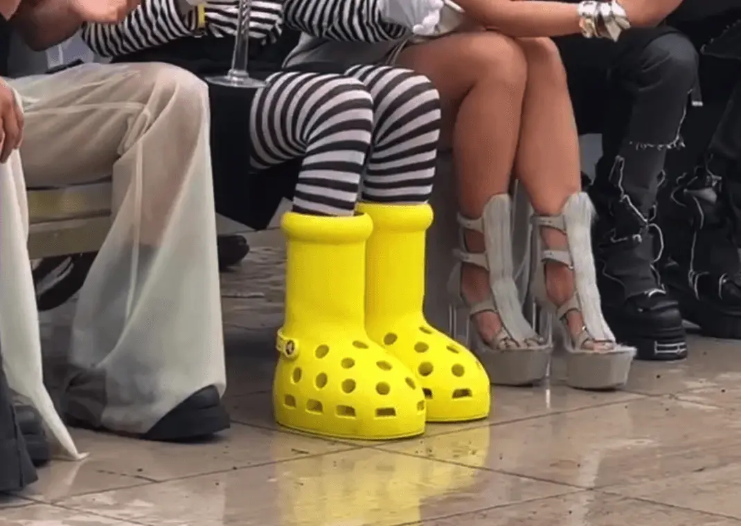 Hinh anh 7: MSCHF x Crocs Big Yellow Boots chiem tron spotlight tai Paris Fashion Week