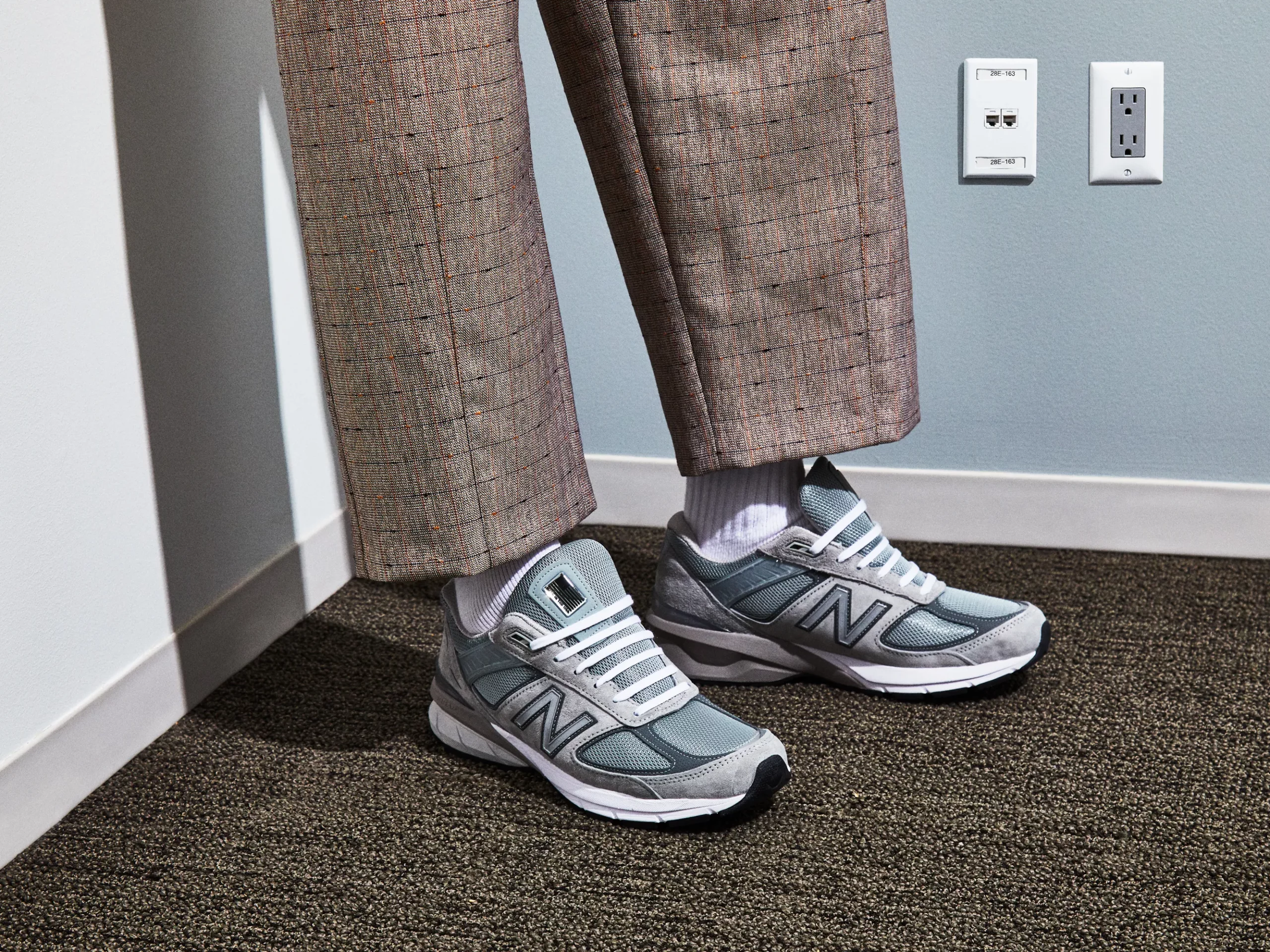 Hinh anh 4: New Balance 990: Su ket hop tuyet voi giua chat luong va phong cach