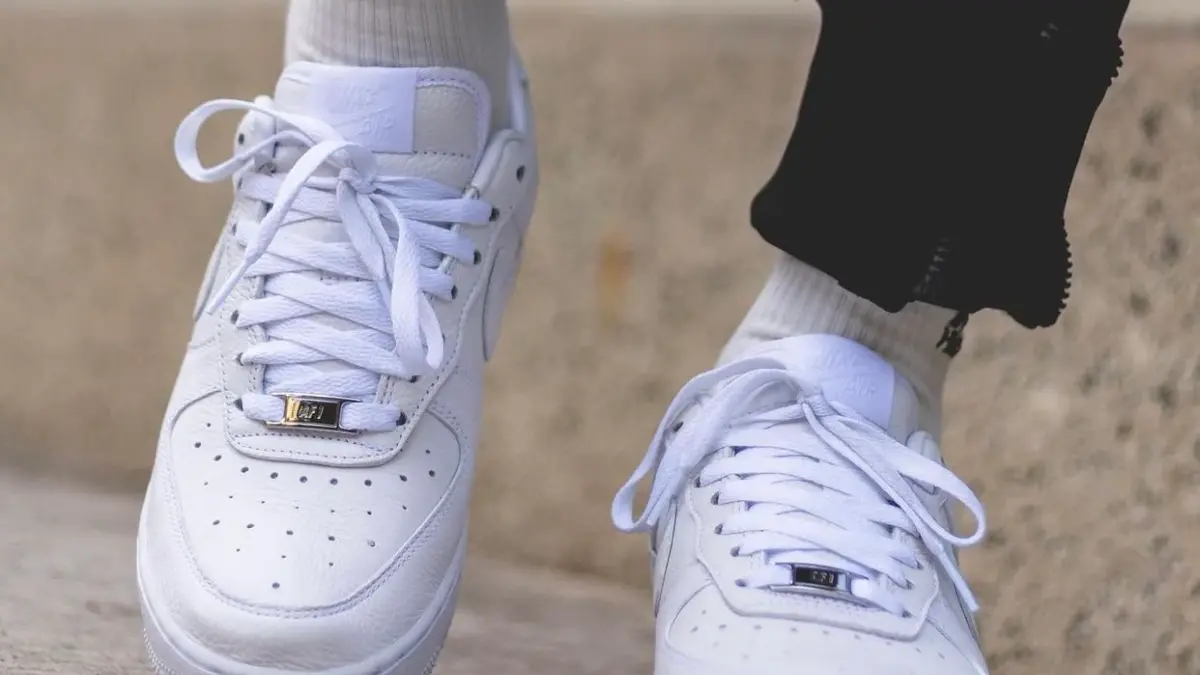 Những đôi sneaker màu trắng không thể thiếu trong mùa hè này