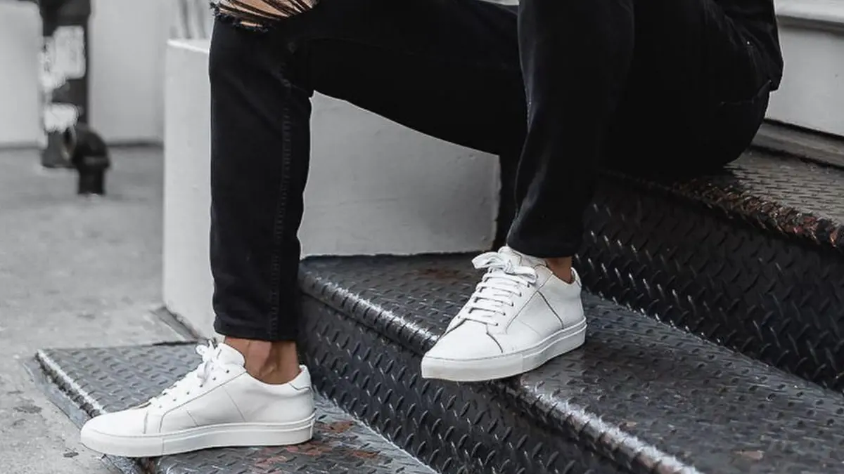 Những đôi sneaker màu trắng không thể thiếu trong mùa hè này