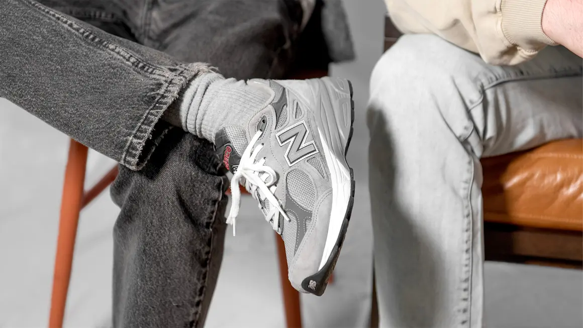 Hinh anh 2: New Balance 990: Su ket hop tuyet voi giua chat luong va phong cach