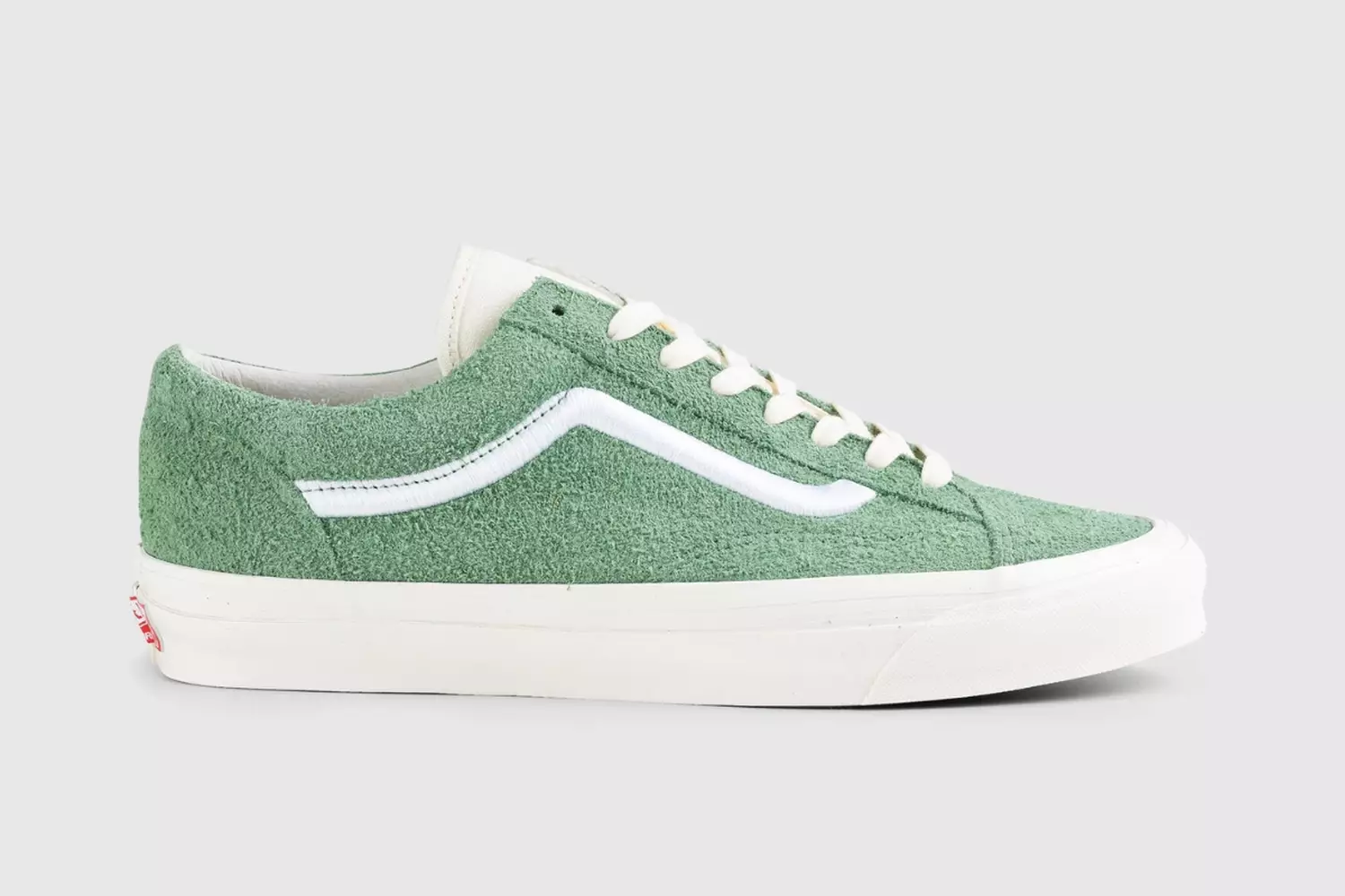 Những mẫu giày Sneaker giá rẻ dưới đây sẽ khiến bạn bất ngờ