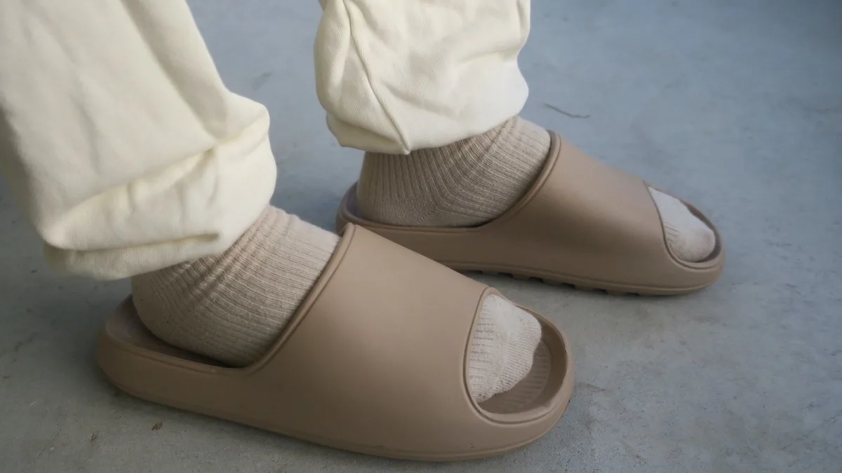 Sẵn sàng cho sự trở lại của Yeezy Slide với phối màu mới Hinh anh 1: San sang cho su tro lai cua Yeezy Slide voi phoi mau moi