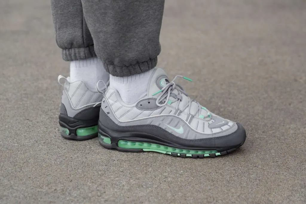 Top 10 phiên bản được yêu thích nhất của dòng giày Nike Air Max 98 (Phần 2) Top 10 phiên bản được yêu thích nhất của dòng giày Nike Air Max 98 (Phần 2)
