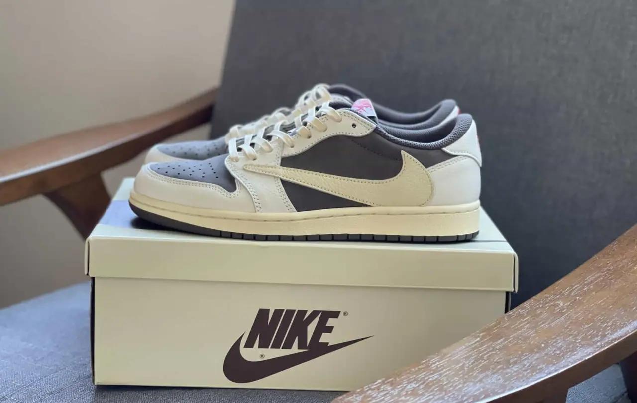 Hinh anh 1: Nhung meo de phan biet Travis Scott Jordan 1 Low "Reverse Mocha" real va fake