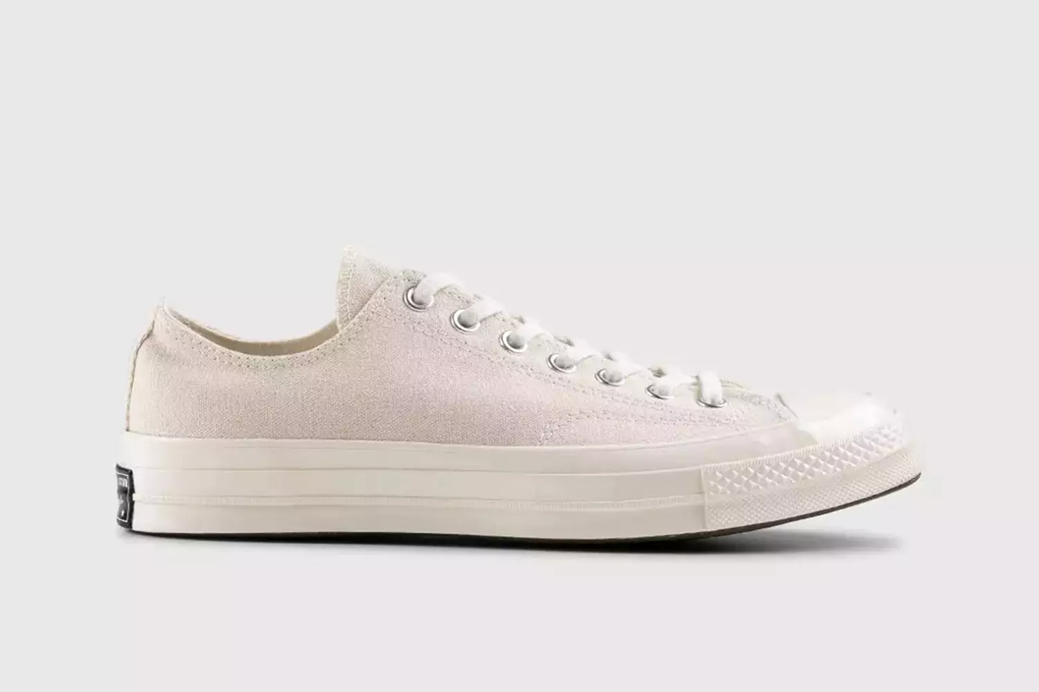 Những mẫu giày Sneaker giá rẻ dưới đây sẽ khiến bạn bất ngờ