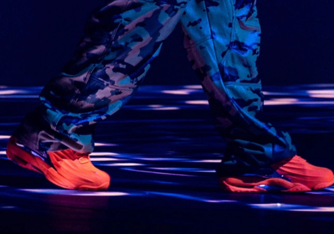 Drake hé lộ phiên bản Nike NOCTA Hot Step 2 trong buổi lưu diễn
