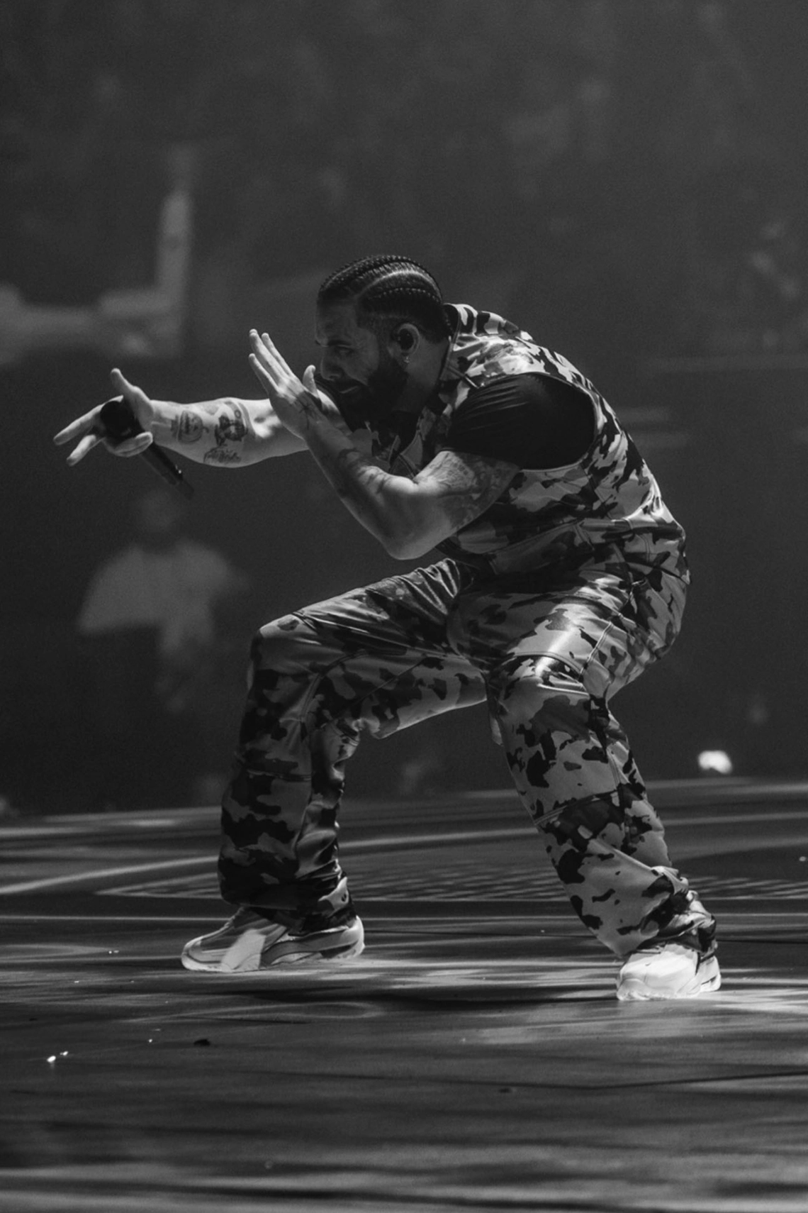 Drake hé lộ phiên bản Nike NOCTA Hot Step 2 trong buổi lưu diễn