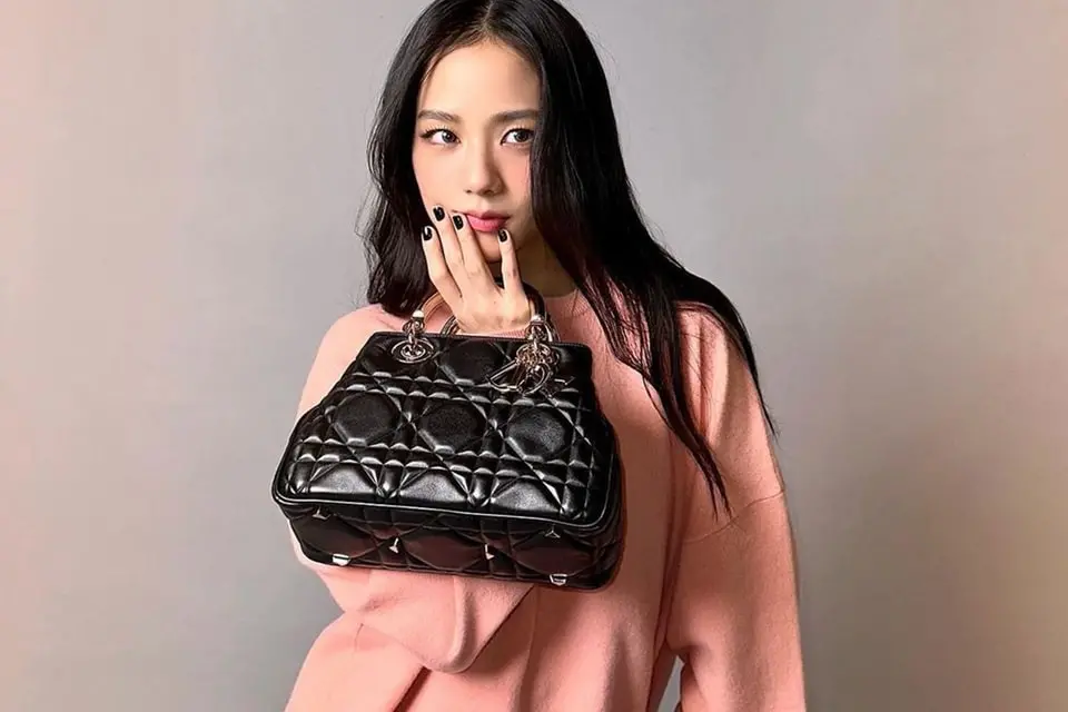 Dior tiếp tục tăng giá túi nửa cuối năm 2023