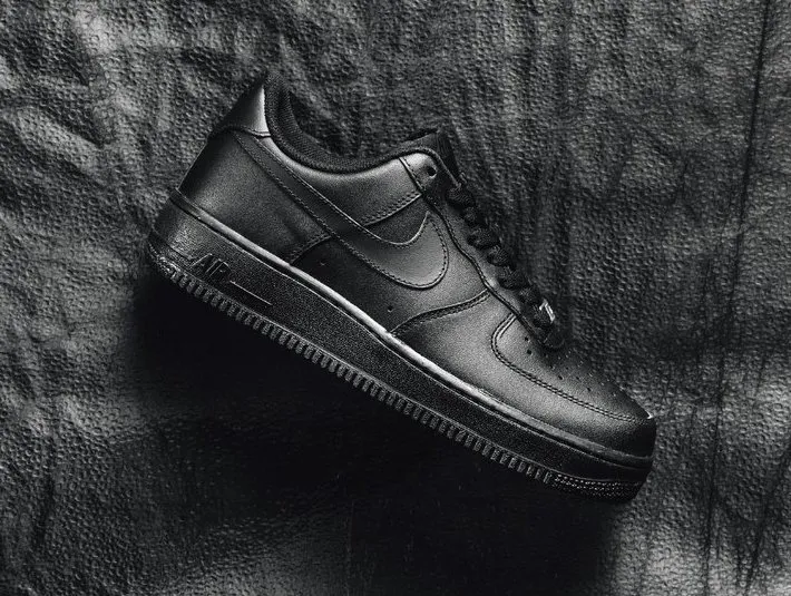 Hinh anh 4: 10 mau giay Sneaker co phoi mau Triple Back dinh nhat cho nam 2023 (Phan 1)