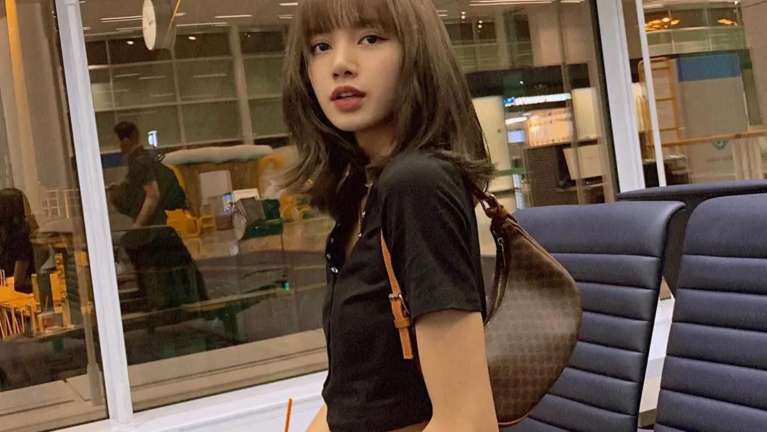 Hinh anh 4: Celine Triomphe Ava Bag: Su Hoan Hao Ket Hop Giua Thoi Trang va Tinh Ung Dung
