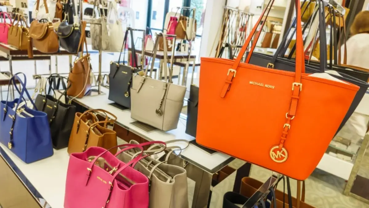 Michael Kors - Khám phá nơi những chiếc ví được sản xuất