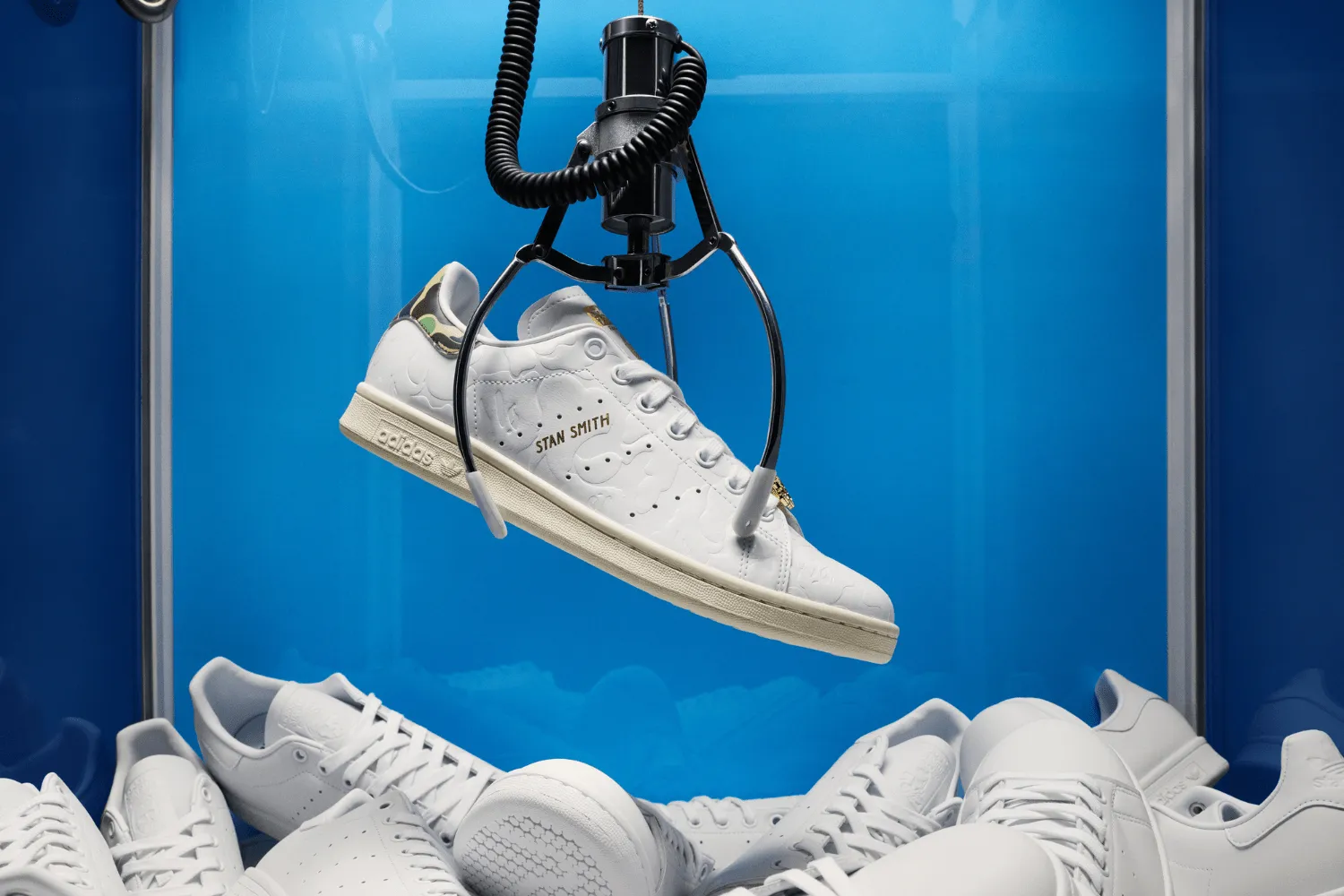Hinh anh 1: Ngam nhin ban ky niem 50 nam cua adidas Stan Smith va BAPE