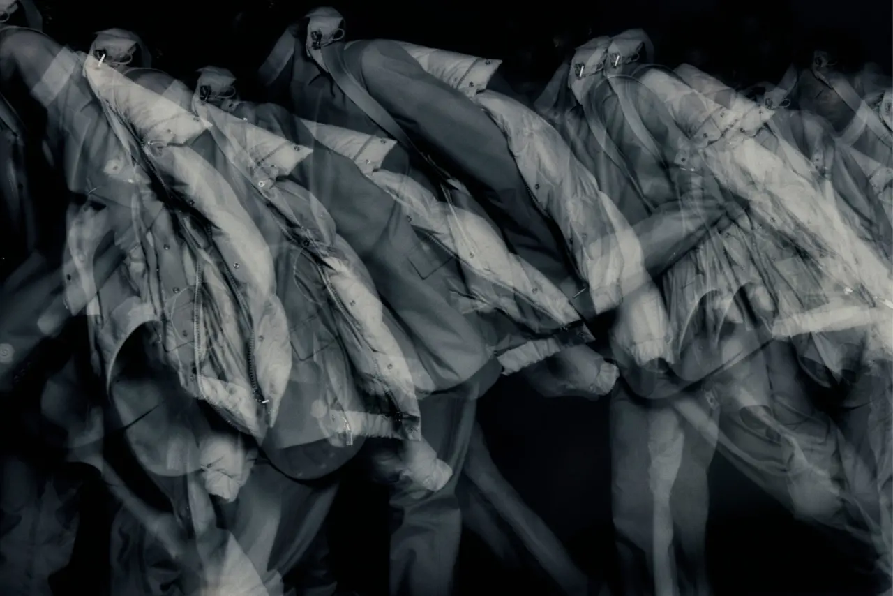 Hinh anh 3: Moncler x Sacai - Hanh Trinh Den Su Sang Tao va Linh Hoat